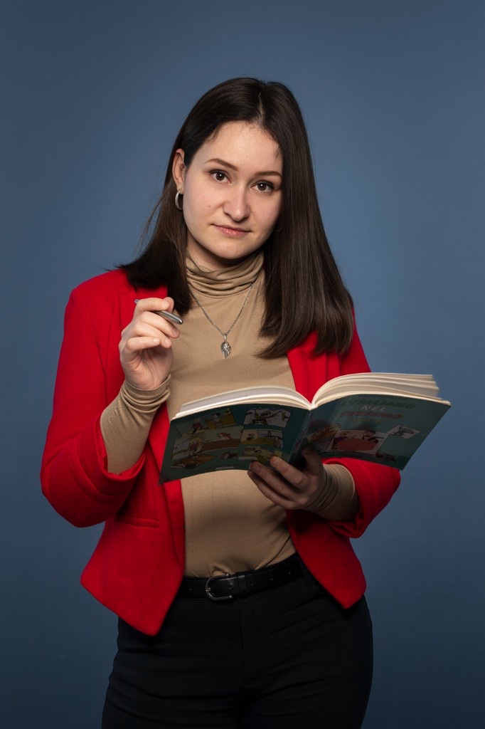 Lektorka Dogadani z podręcznikiem języka włoskiego
